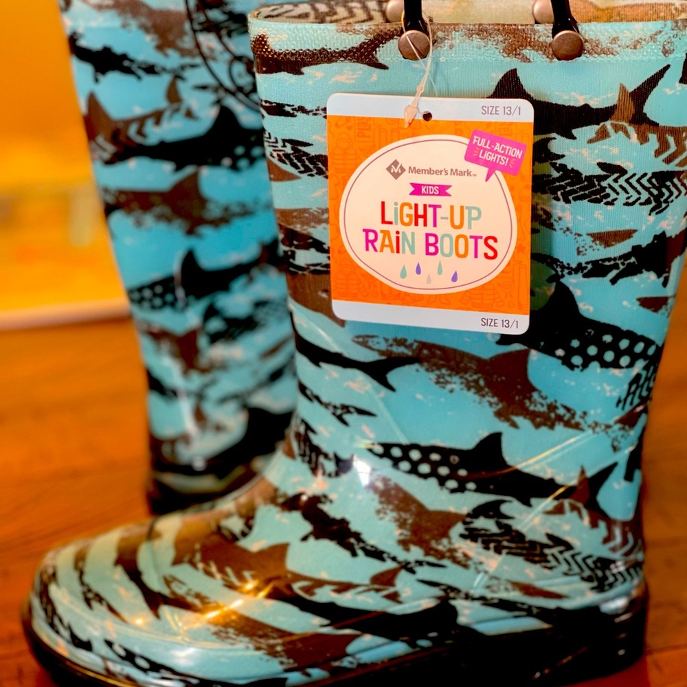 KIDS RAIN BOOTS.   Light up